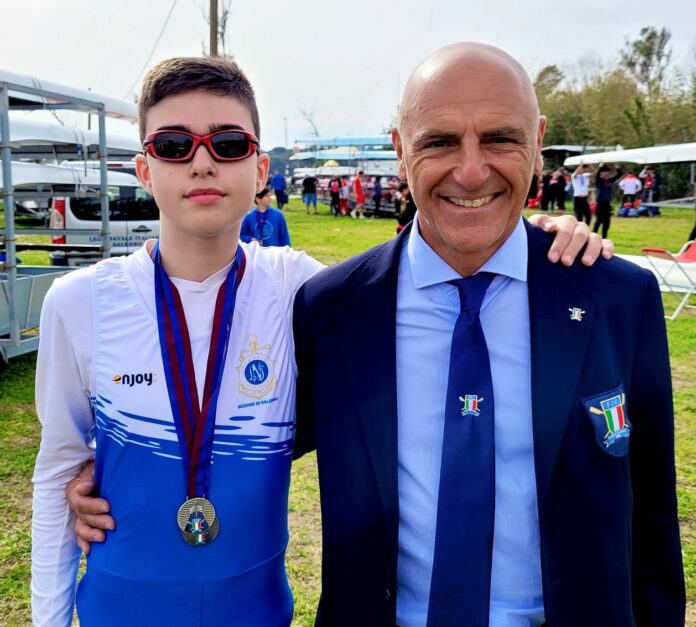 Il giovanissimo Luigi Moffa, atleta di canottaggio della Lega Navale Italiana di Salerno premiato per i risultati ottenuti